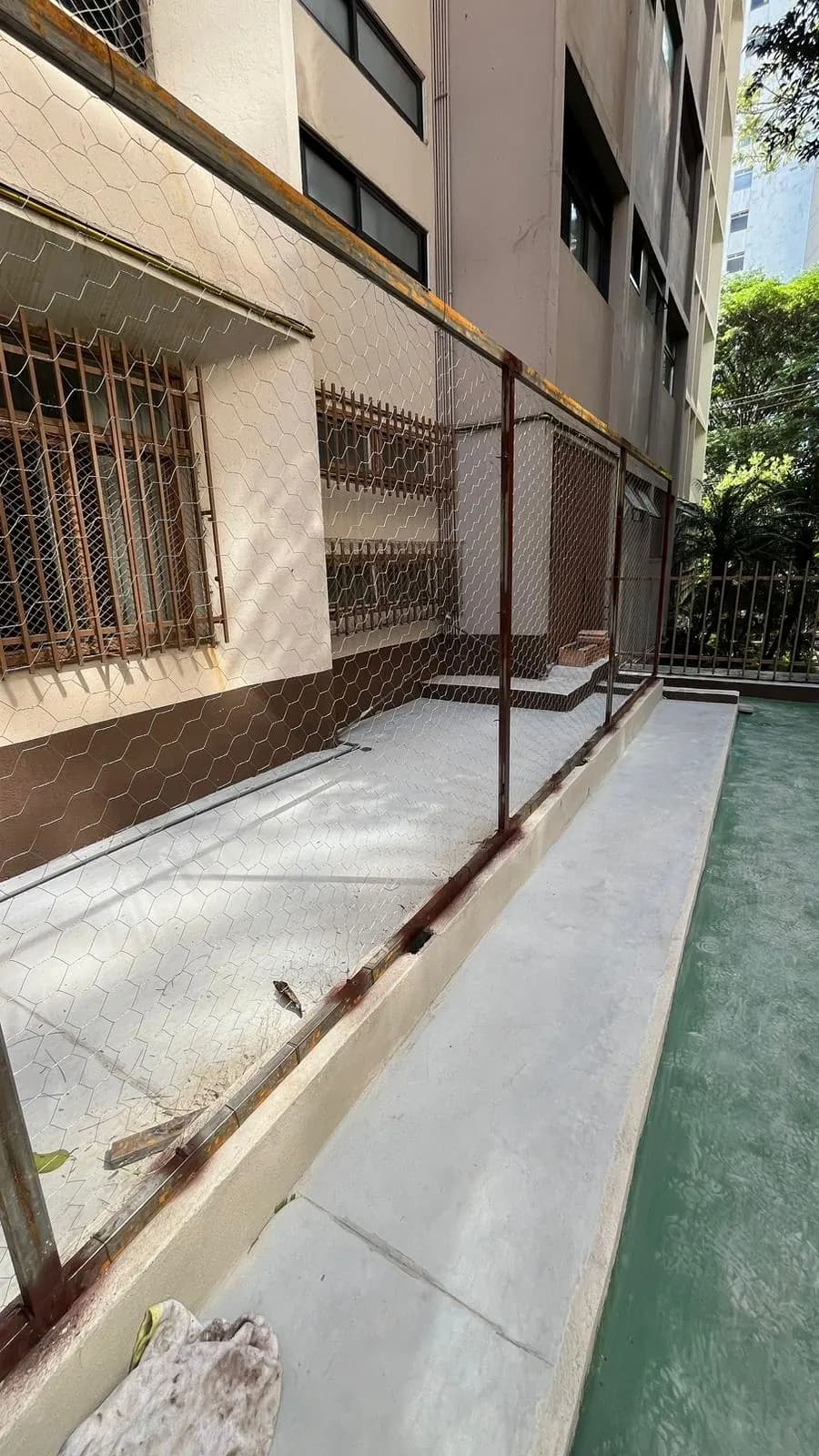 Caminho e fechamento na área comum do condomínio