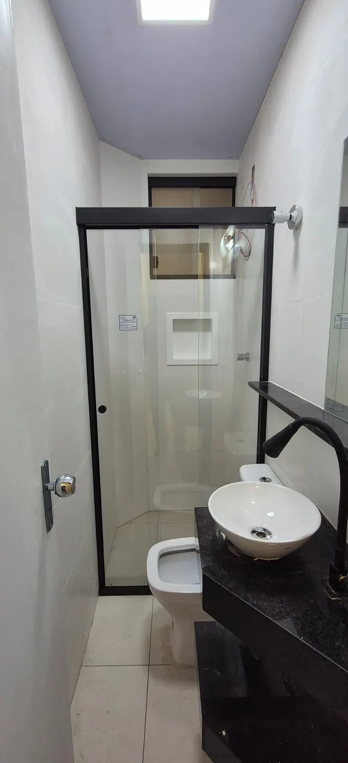 Banheiro compacto entregue com box e bancada