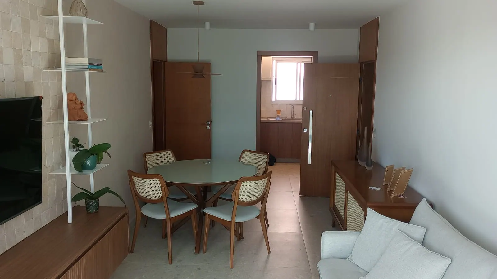 Sala e jantar integrados após reforma residencial em Belo Horizonte