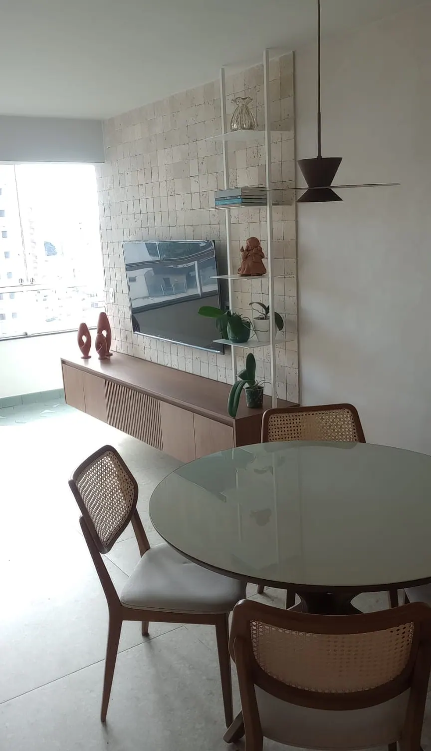 Living com parede revestida e área de jantar