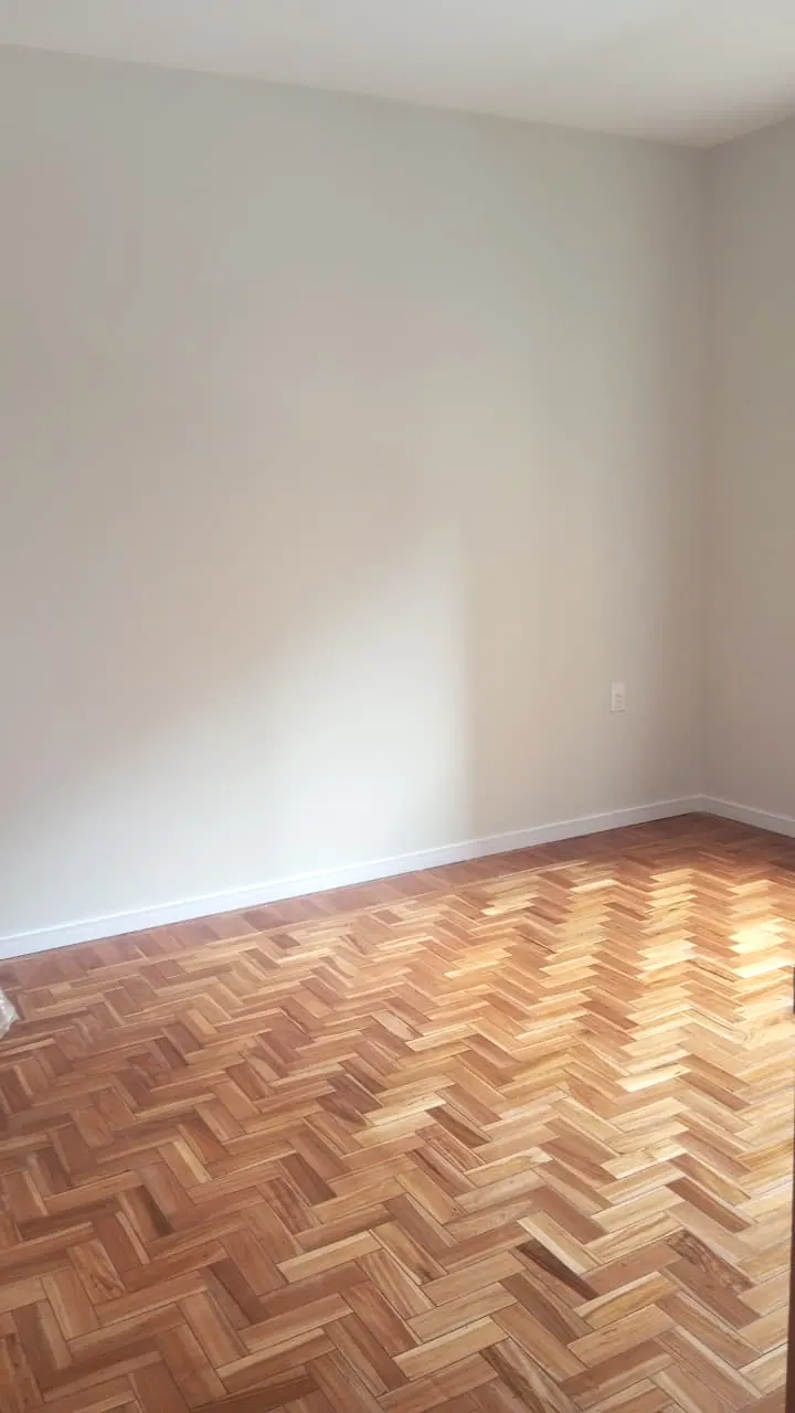 Piso de madeira em espinha e rodapé