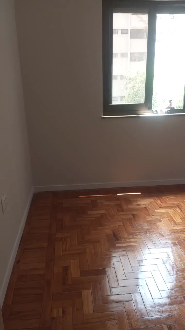 Ambiente interno com piso de madeira entregue