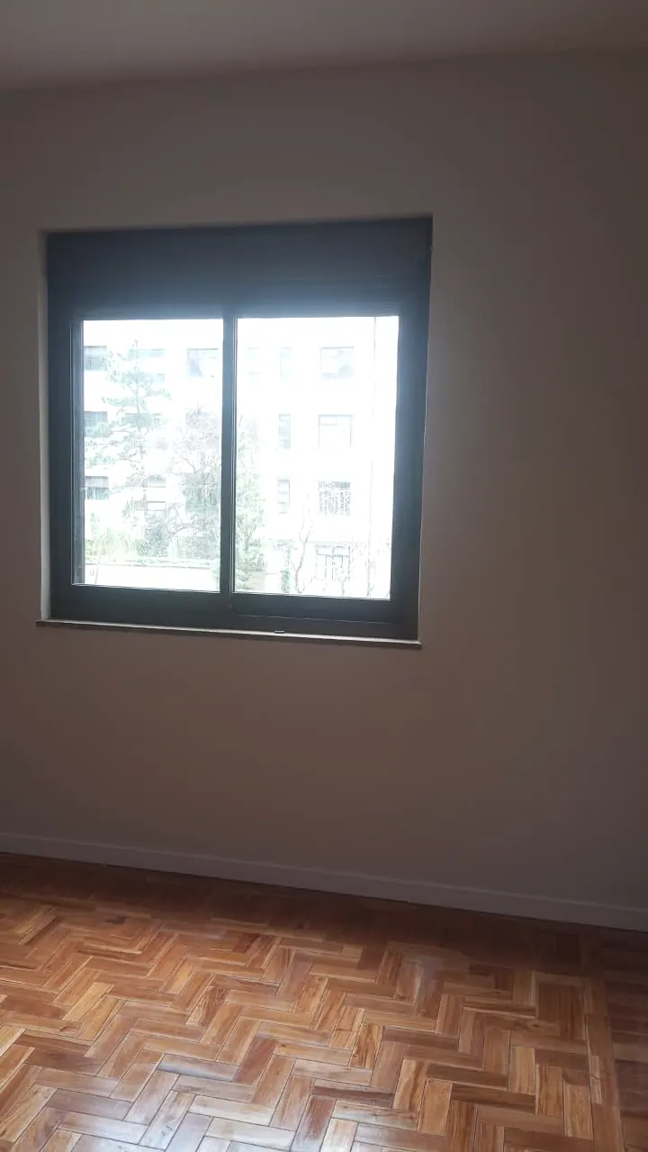 Detalhe do piso e das paredes recém-pintadas