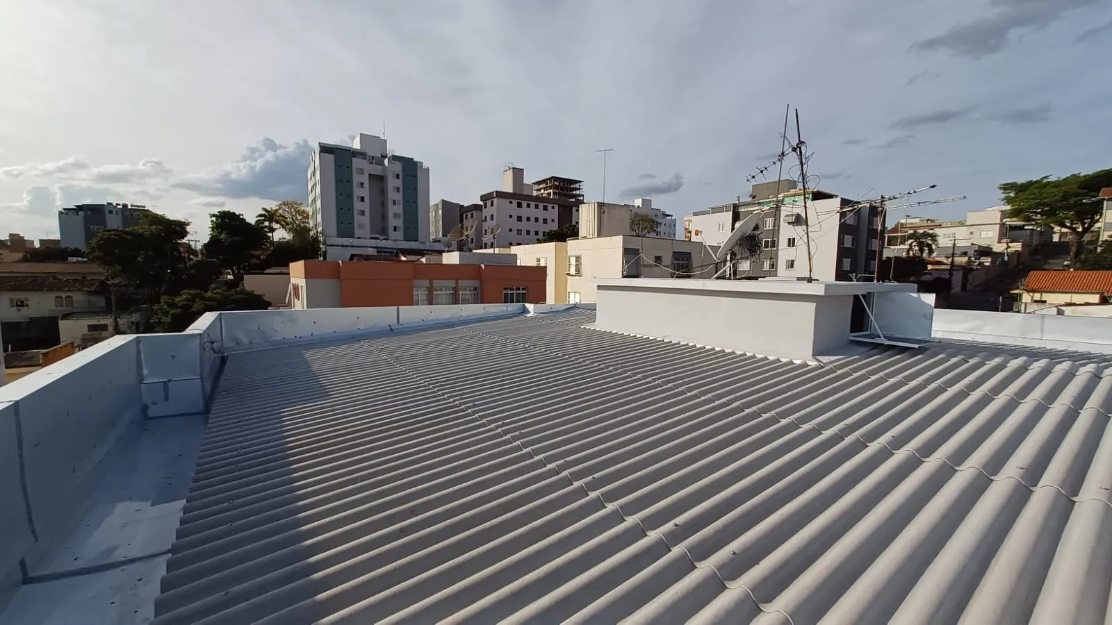 Painéis da cobertura alinhados após a troca