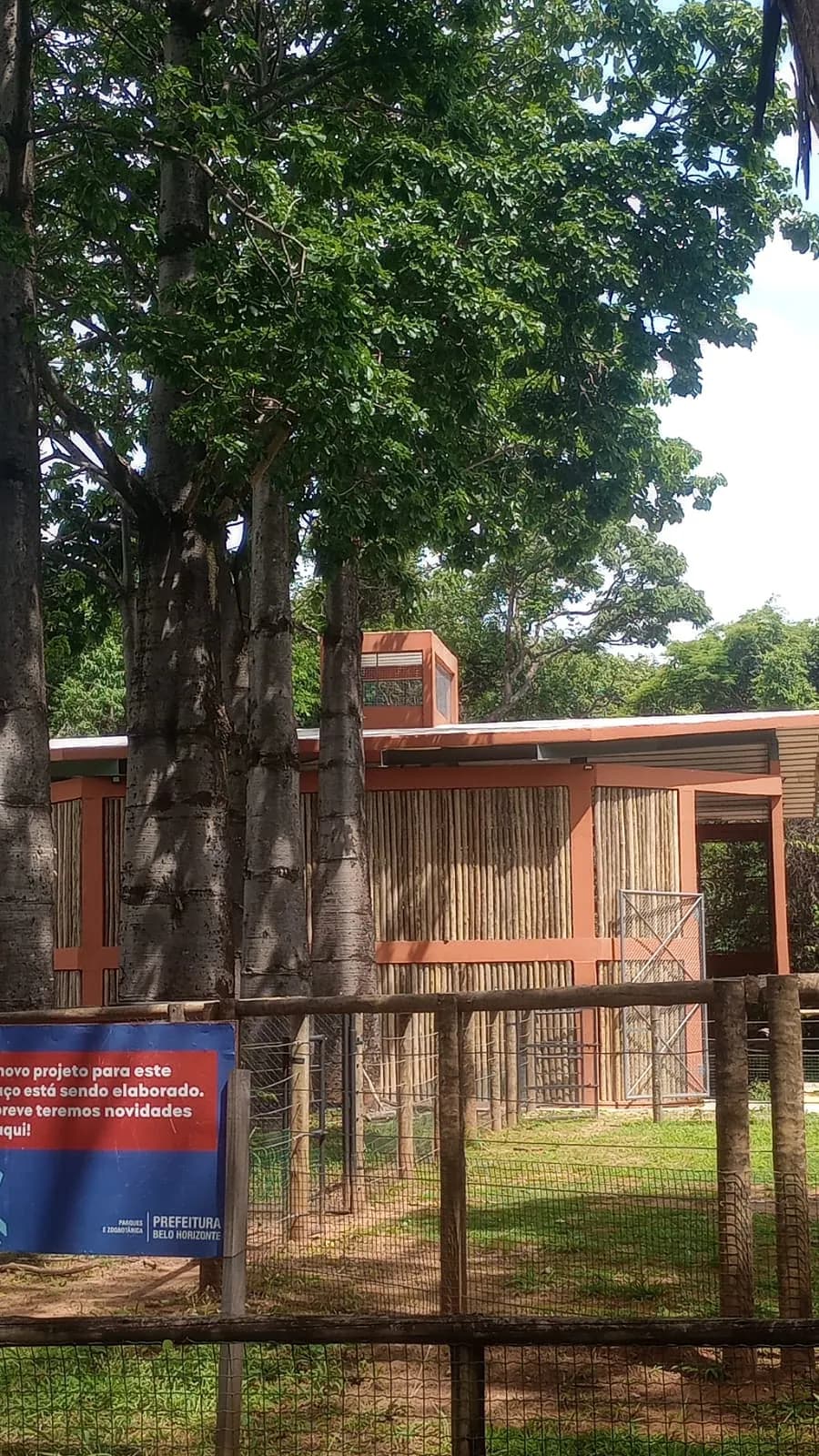 Edícula do recinto no Zoológico de Belo Horizonte